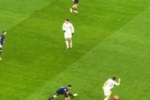 引现场球迷惊呼！实拍：帕斯精彩晃动转身让老大哥劳塔罗滑倒